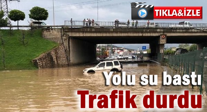 Yolu su bastı trafik durdu!