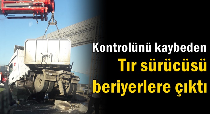 Tır bariyerlere çıktı