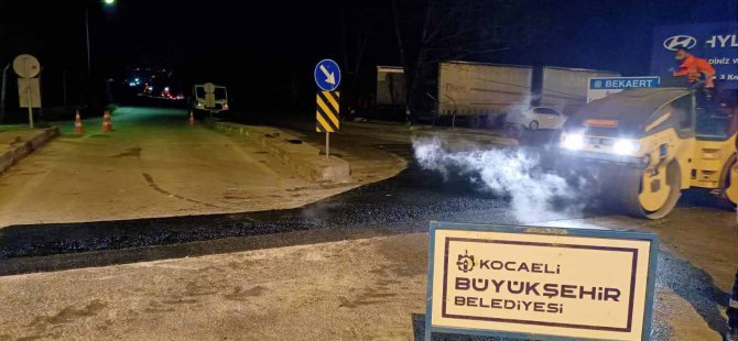 Ekipler, gece yarısı yollarda asfalt yama yapıyor