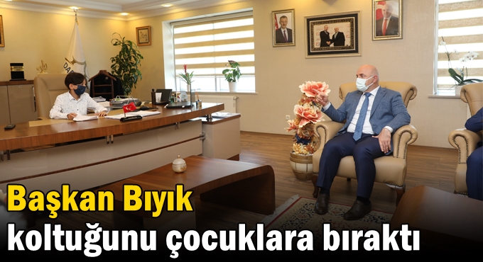 Başkan Bıyık koltuğunu çocuklara bıraktı