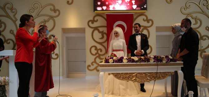 İşitme engelli çift tercüman aracılığıyla ‘Evet’ dedi