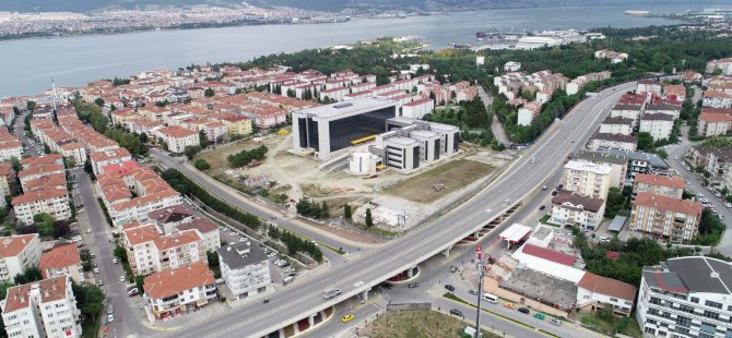 Gölcük Yüzbaşılar Kavşağı yan yollarıyla trafiğe nefes aldırdı