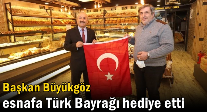 Başkan Büyükgöz esnafa Türk Bayrağı hediye etti