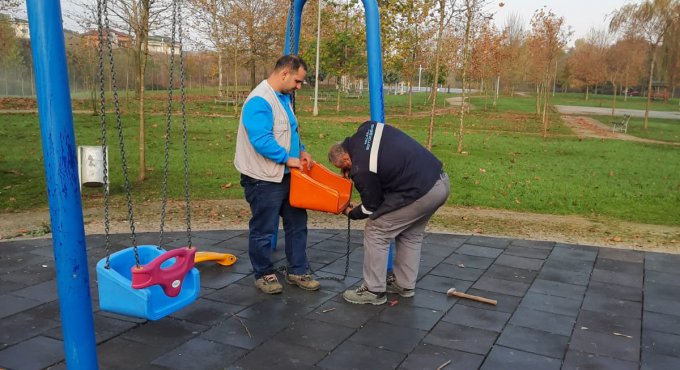 Çocuk oyun grupları ile spor aletlerinin bakımları yapılıyor