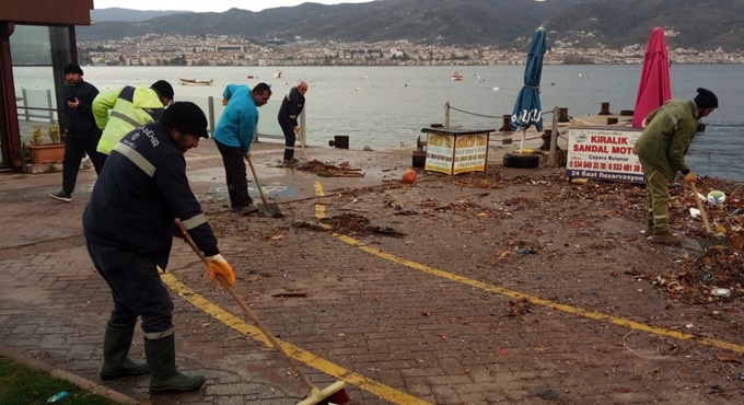 Büyükşehir ekipleri fırtınada teyakkuzdaydı