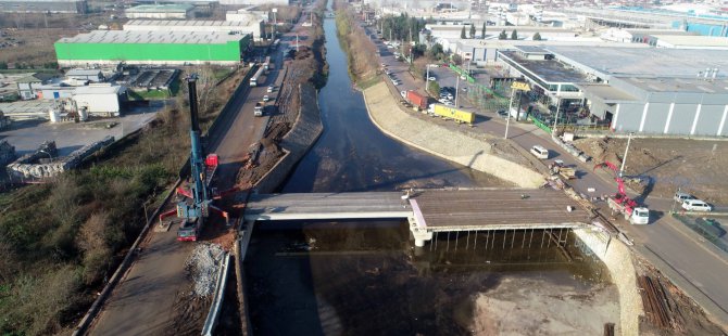 Kocaeli'de o caddelere köprü kiriş montajı yapıldı