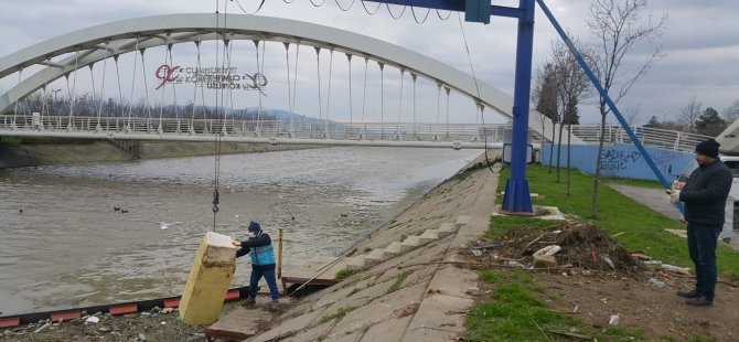 Yüzen buzdolabı görenleri şok etti