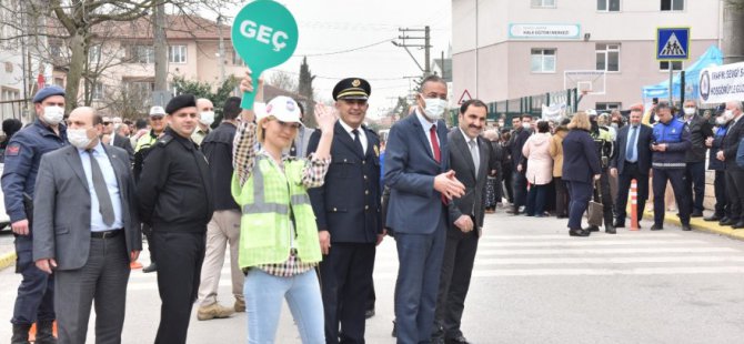 Okul önünün trafik düzeni gönüllülere emanet