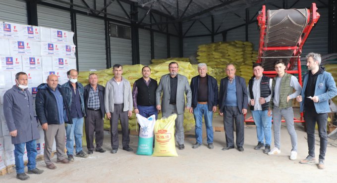 Büyükşehir, çiftçilere gübre ve tohum dağıtımına başladı