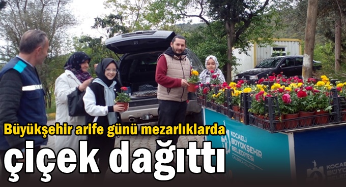 Büyükşehirden arife günü mezarlıklarda  çiçek dağıtımı