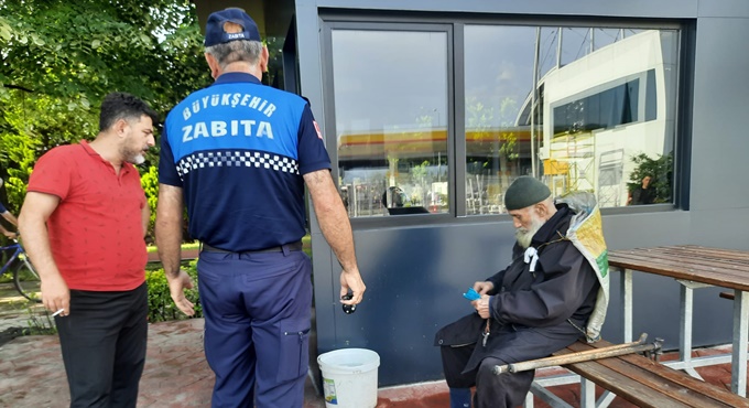 Büyükşehir Zabıtası, zorda kalanın yanında