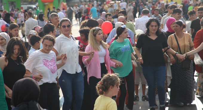 Büyükşehir’in ‘bayram şenliği’ etkinliğinde bayram coşkusu