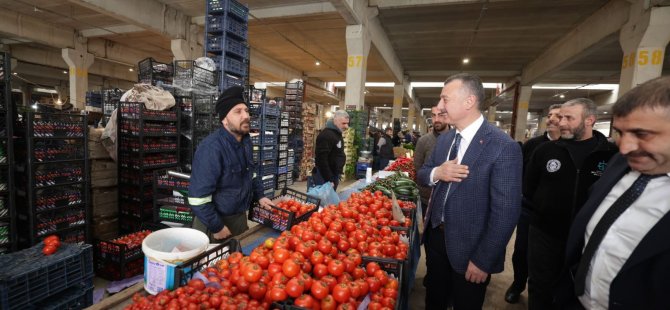 Başkan Büyükakın, Perşembe Pazarı’nı dolaştı