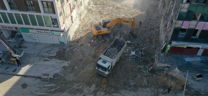 Büyükşehir Hatay’da enkaz kaldırma çalışmalarına devam ediyor