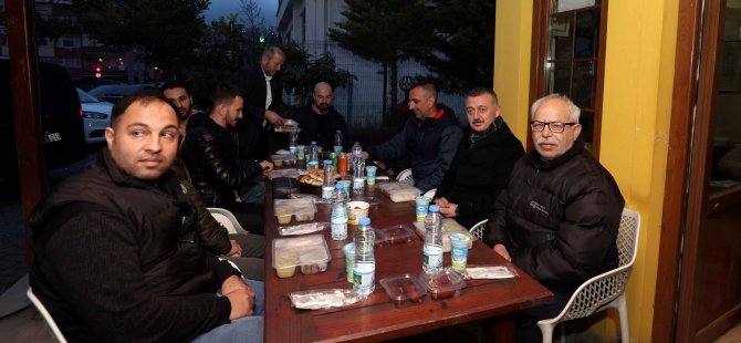 Başkan Büyükakın, Adalet Taksi durağında iftarını açtı