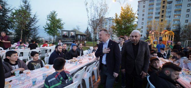 Başkan Büyükakın, Topçular Mahalle sakinleriyle iftarda buluştu