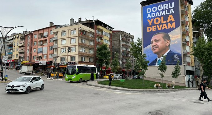 AK Parti Kocaeli, yeni kampanya  görselleriyle şehri donatıyor