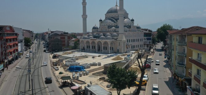 Altı otopark, üstü meydan