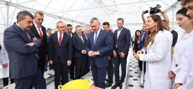 Kocaeli’de öğrenciler topraksız tarım Ar-Ge serasında çilek yetiştiriyor