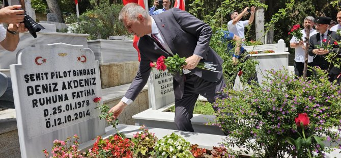 GÖLCÜK’TE 15 TEMMUZ ANMA TÖRENLERİ ŞEHİTLİKTE DUALAR İLE BAŞLADI