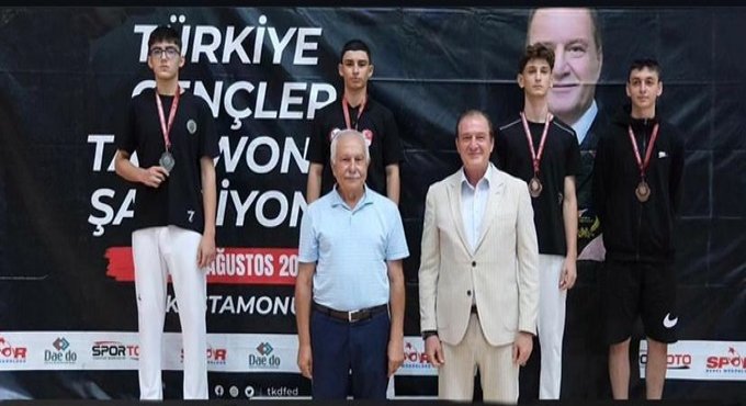 Körfezli Hamza Türkiye Gençler Taekwondo üçüncüsü oldu