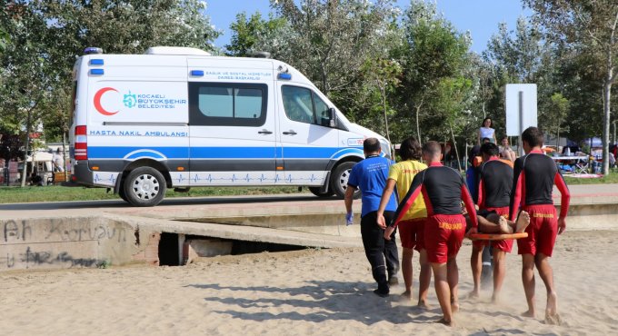 Mavi ambulanslar ve sağlık ekipleri plajlarda görev başındaydı; Büyükşehir en zor anlarında yanlarındaydı