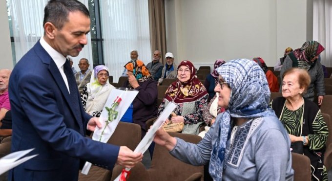 Vali İlhami Aktaş ve eşi Songül Aktaş, Yaşlılar Günü Nedeniyle Kocaeli Huzurevi’ni Ziyaret Ettiler