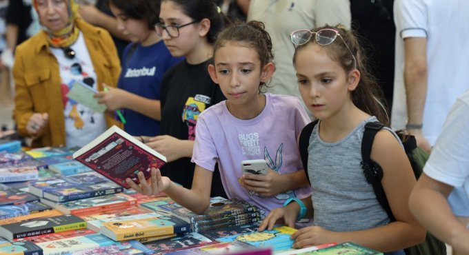 Kitap Fuarına ilgi salonlara sığmıyor