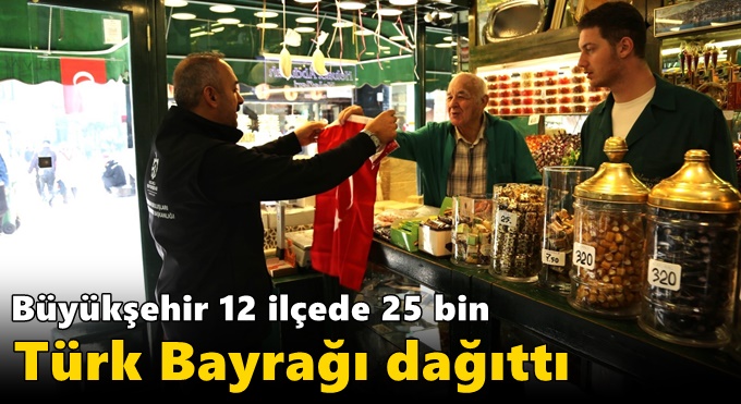 Büyükşehir 12 ilçede 25 bin Türk Bayrağı dağıttı