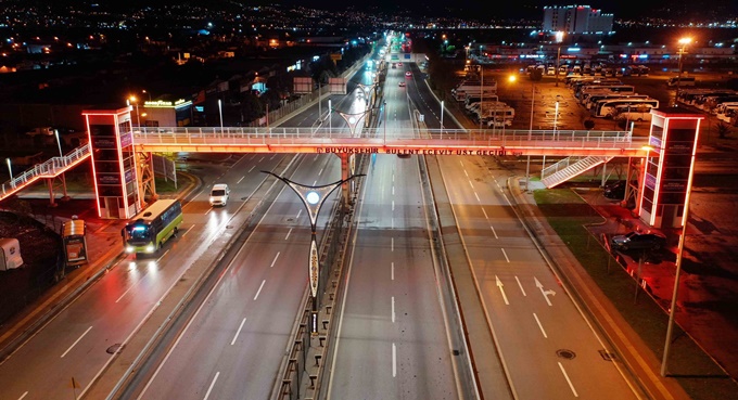 Kocaeli’de üst geçitler turuncuya büründü