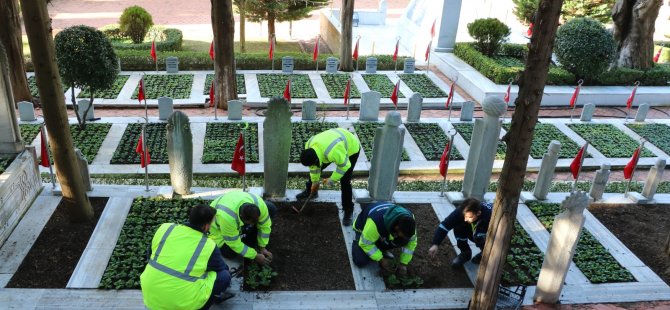 Şehit mezarları çiçeklerle donatıldı