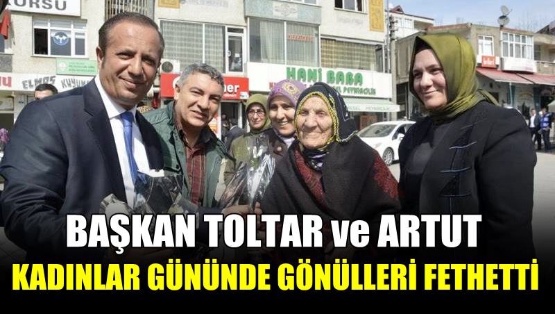 Başkan Toltar ve Artut, bayanlara çiçek dağıttı