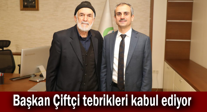 Başkan Çiftçi tebrikleri kabul ediyor