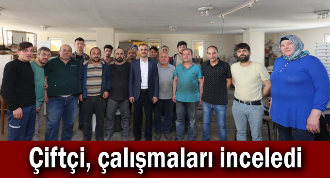 Çiftçi, çalışmaları inceledi, işçilerle çay içti!