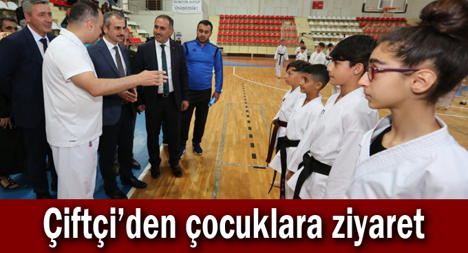 Çiftçi'den çocuklara ziyaret