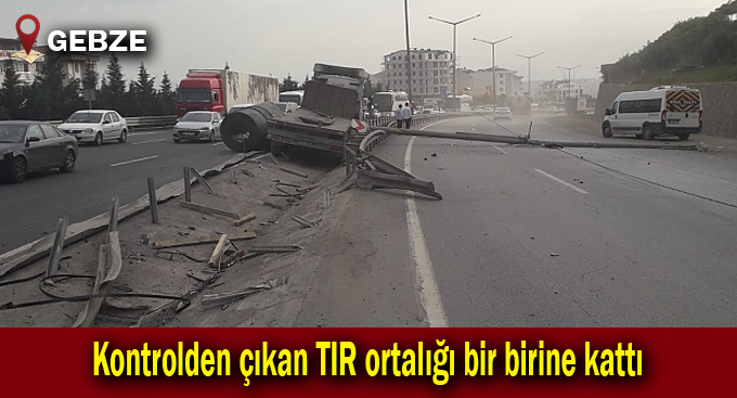 Kontrolden çıkan TIR ortalığı bir birine kattı