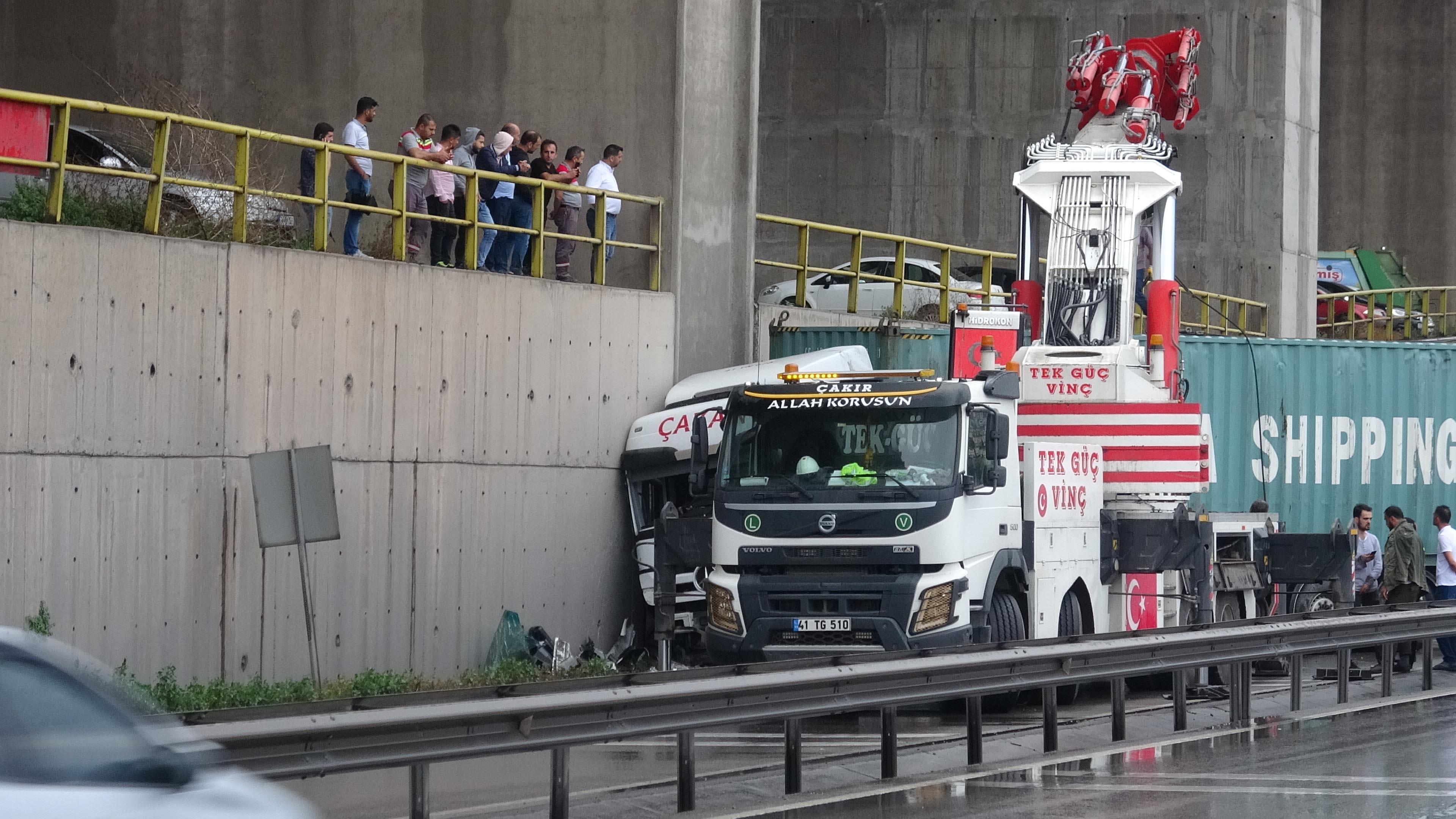 Kontrolden çıkan TIR devrildi, trafik kilitlendi