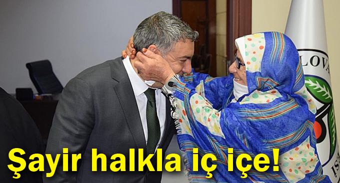 Şayir halkla iç içe!