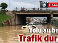 Yolu su bastı trafik durdu!