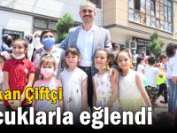 Çiftçi çocuklarla eğlendi