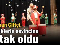 Çiftçi, miniklerin sevincine ortak oldu