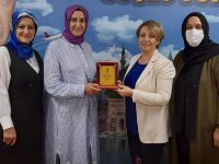 AK Kadınlarda başarıya plaket