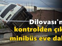 Kontrolden çıkan minibüs eve daldı!