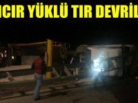 Dilovası'nda mıcır yüklü kamyon devrildi!