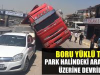 Boru yüklü Tır araçların üzerine devrildi