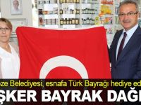 Başkan Köşker’den esnaflara bayrak hediyesi