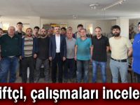 Çiftçi, çalışmaları inceledi, işçilerle çay içti!