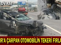 TIR'a çarpan otomobilin tekeri fırladı