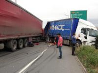 TIR kamyona çarptı, otoyol ulaşıma kapandı