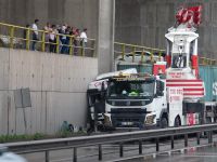 Kontrolden çıkan TIR devrildi, trafik kilitlendi